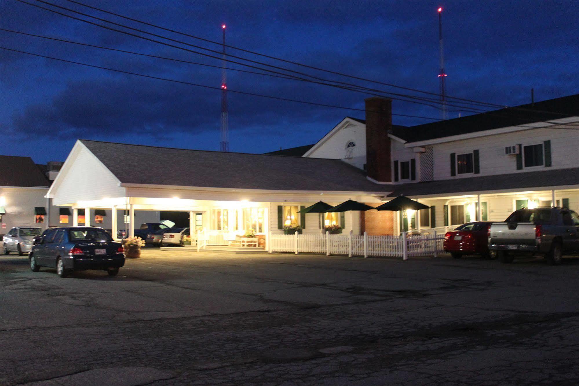 Maine Woods Inn Brewer Exterior photo